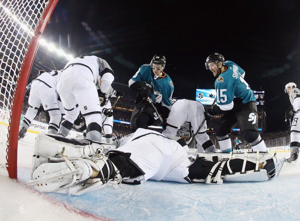 Tomáš Hertl a James Sheppard se snaží prosadit před branou Los Angeles.