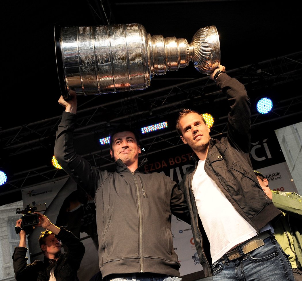 Tomáš Kaberle v roce 2011 přivezl Stanley Cup do Česka společně s Davidem Krejčím