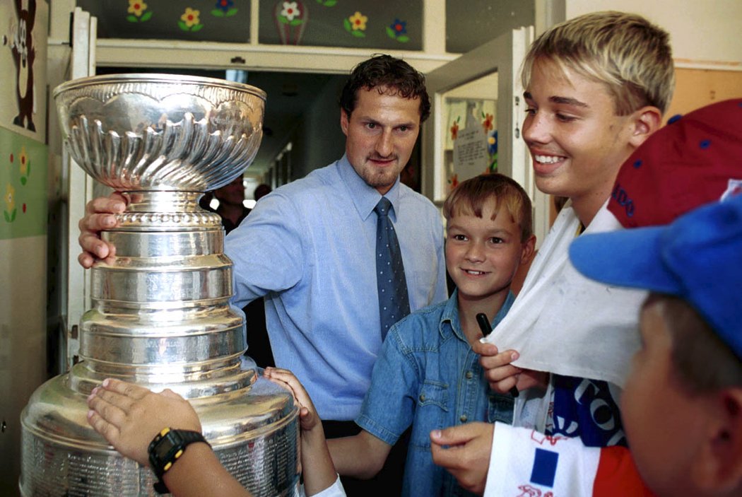 V roce 2001 vzal Stanley Cup Milan Hejduk mimo jiné i na svou bývalou základní školu či do nemocnice