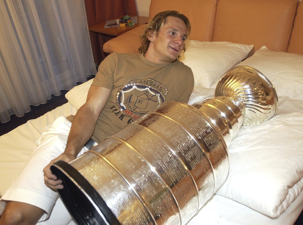 Při druhém zisku Stanley Cupu vzal Patrik Eliáš slavnou trofej i do postele