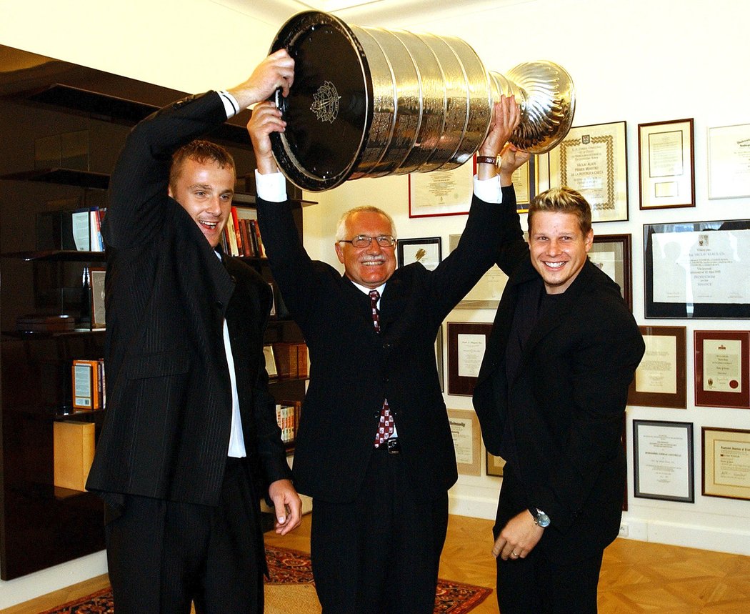 Pavel Kubina se Stanislavem Neckářem vzali Stanley Cup ukázat i tehdejšímu prezidentovi Václavu Klausovi