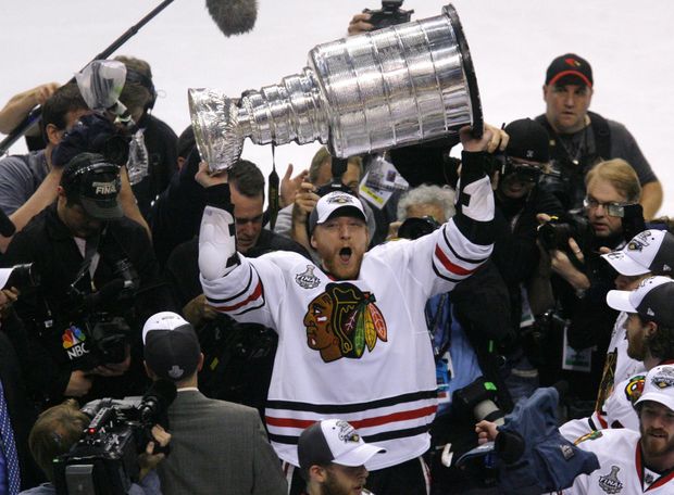 Radost slovenského smolaře Mariána Hossy - konečně se dočkal Stanley Cupu. Radost slovenského smolaře Mariána Hossy - konečně se dočkal Stanley Cupu.