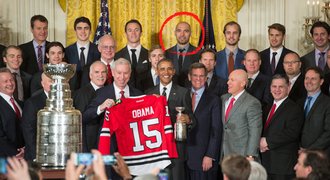 Rozsíval v Bílém domě. Prezident dostal od Blackhawks permici