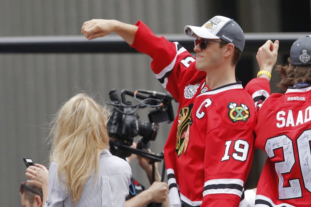 Hrdý kapitán Chicago Jonathan Toews pózuje fotografům