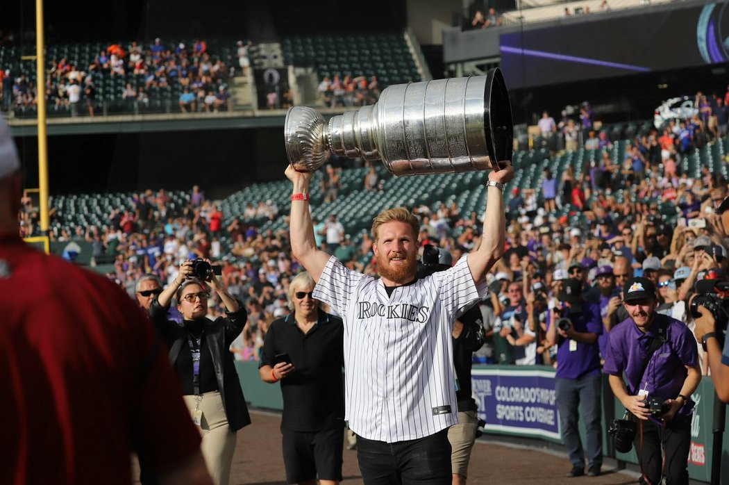 Kapitán Colorado Avalanche Gabriel Landeskog ukázal Stanley Cup na baseballovém stadionu v Denveru