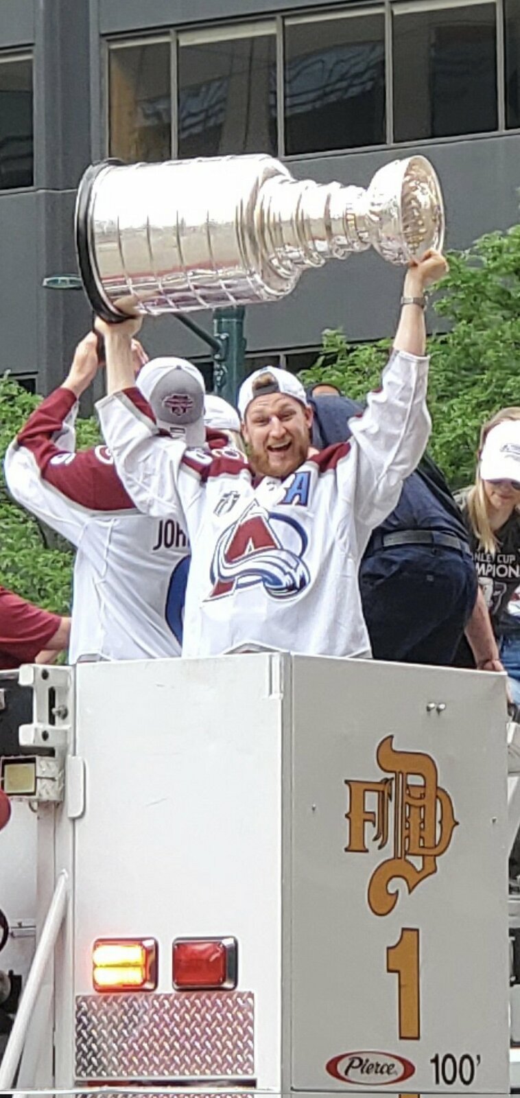 Útočník Colorada Nathan MacKinnon se Stanley Cupem při oslavách v Denveru