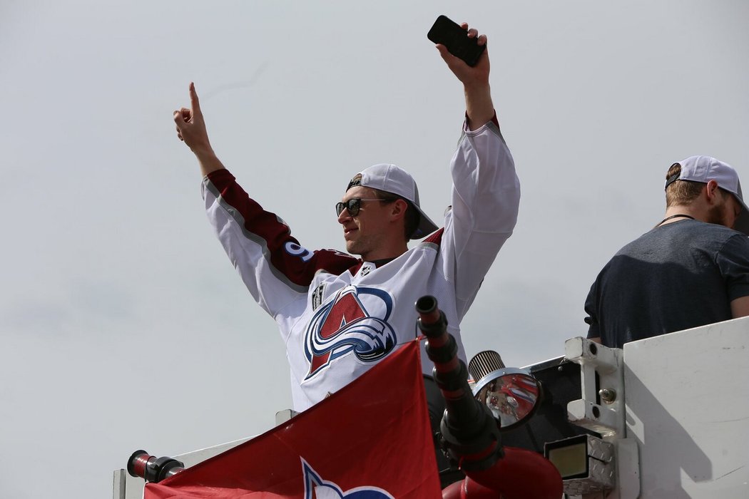 Útočník Colorada Mikko Rantanen při oslavách Stanley Cupu v Denveru
