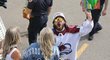 Hráč Avalanche Alex Newhook při oslavách Stanley Cupu s fanoušky
