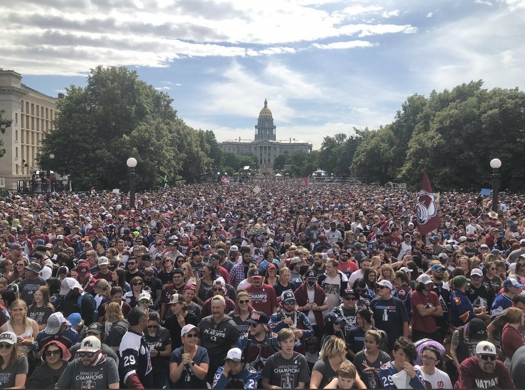 Tisíce fanoušků Colorado Avalanche před denverskou radnicí