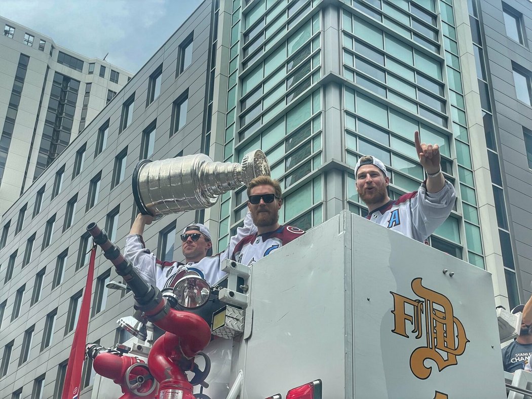 Hokejisté Colorada ukazují Stanley Cup fanouškům v Denveru z hasičského vozu