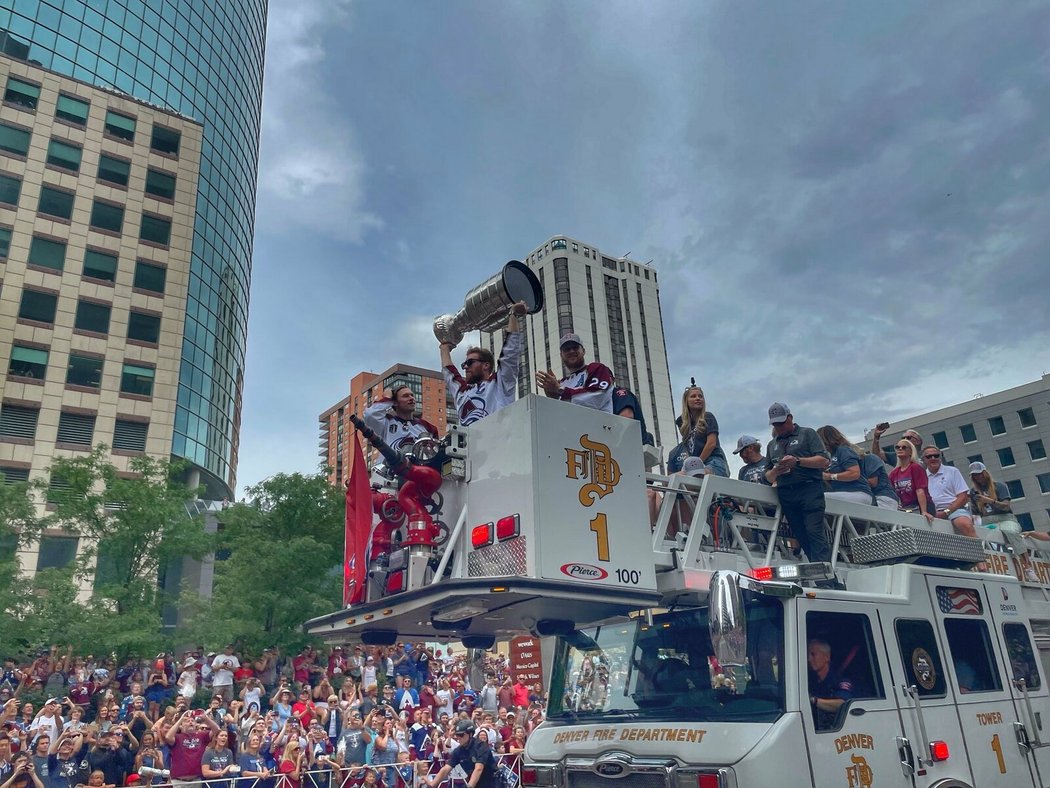 Hokejistům Colorada výrazně pomohli s oslavami zisku Stanley Cupu i denverští hasiči