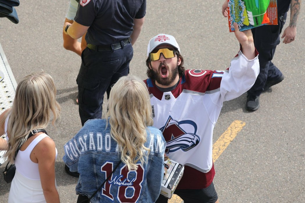 Hráč Avalanche Alex Newhook při oslavách Stanley Cupu s fanoušky