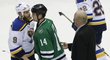 Hvězda Dallasu Jamie Benn sportovně gratuluje hráčům Blues k postupu