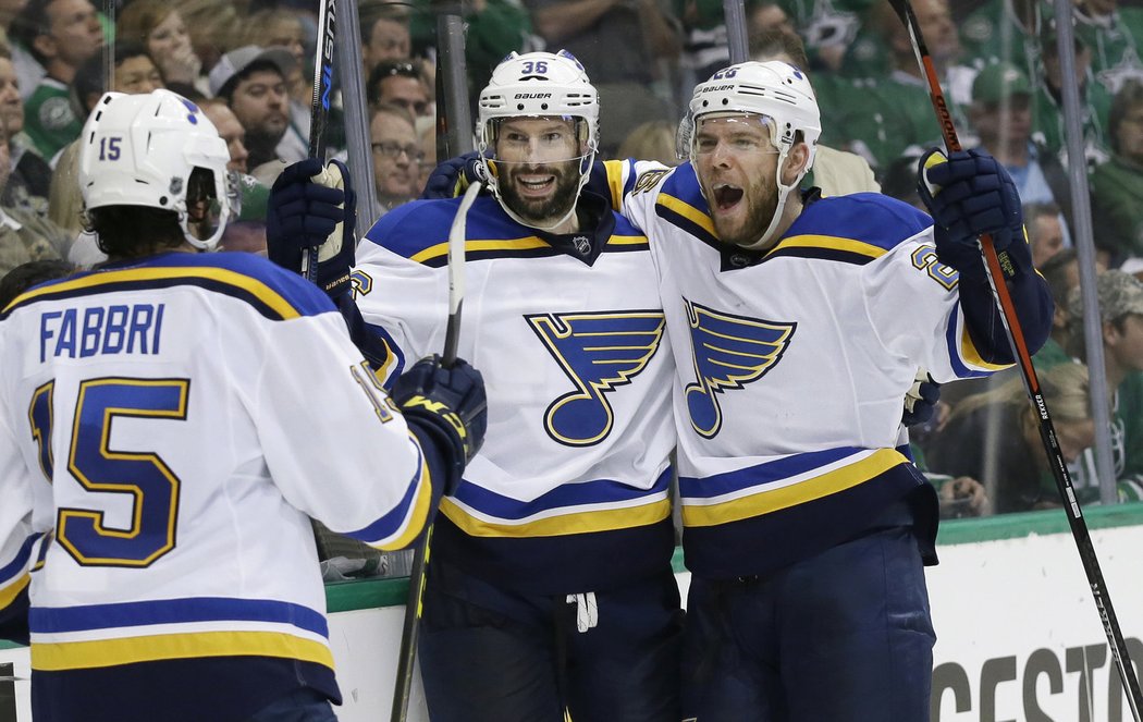 Troy Brouwer právě dal na postup St. Louis do konferenčního finále další gólové razítko