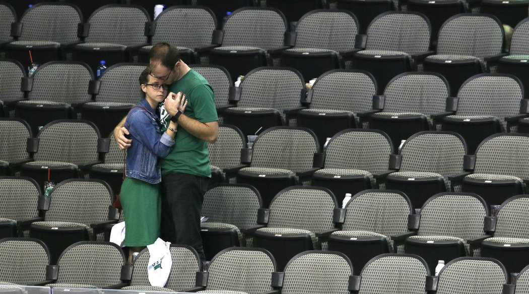 Smutní fanoušci Dallasu, jejich miláčci sedmý zápas 2. kola Stanley Cup se St. Louis šeredně nezvládli