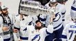 Ruský tahoun Tampy Bay Nikita Kučerov poprvé v životě zvedá nad hlavu Stanley Cup