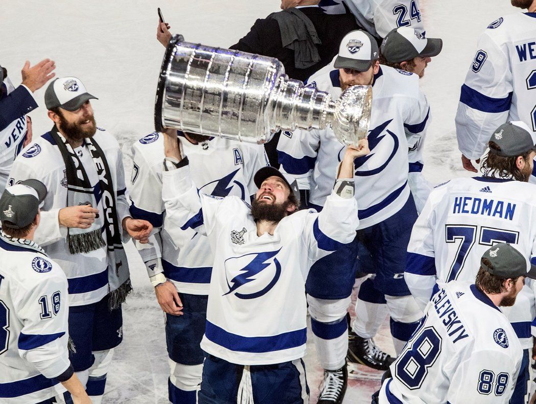 Ruský tahoun Tampy Bay Nikita Kučerov poprvé v životě zvedá nad hlavu Stanley Cup