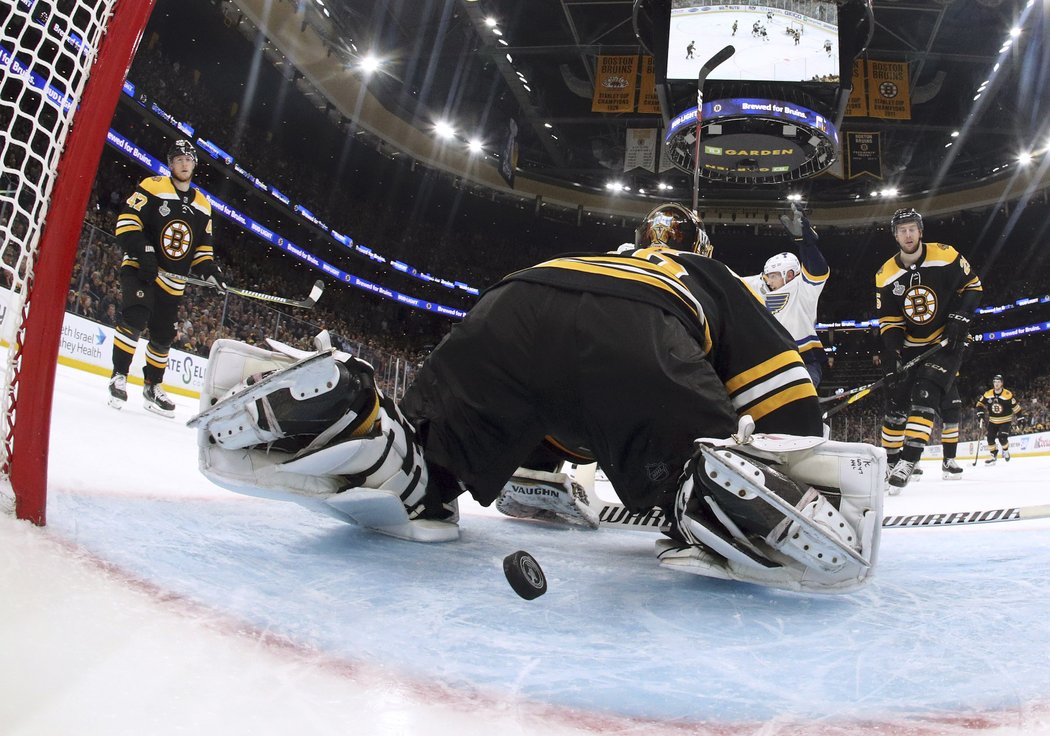 První prodloužení ve finále Stanley Cupu od roku 2016 rozhodl Carl Gunnarsson v signalizované početní výhodě dělovkou od modré čáry.