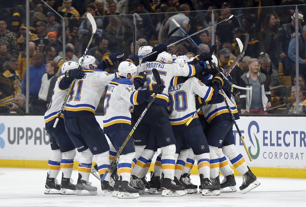 Hokejisté St. Louis porazili ve druhém finále play off NHL Boston 3:2 v prodloužení.