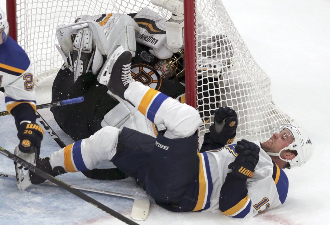 Gólman Bruins Tuuka Rask brankovou čáru přešel, puk naštěstí nikoliv.