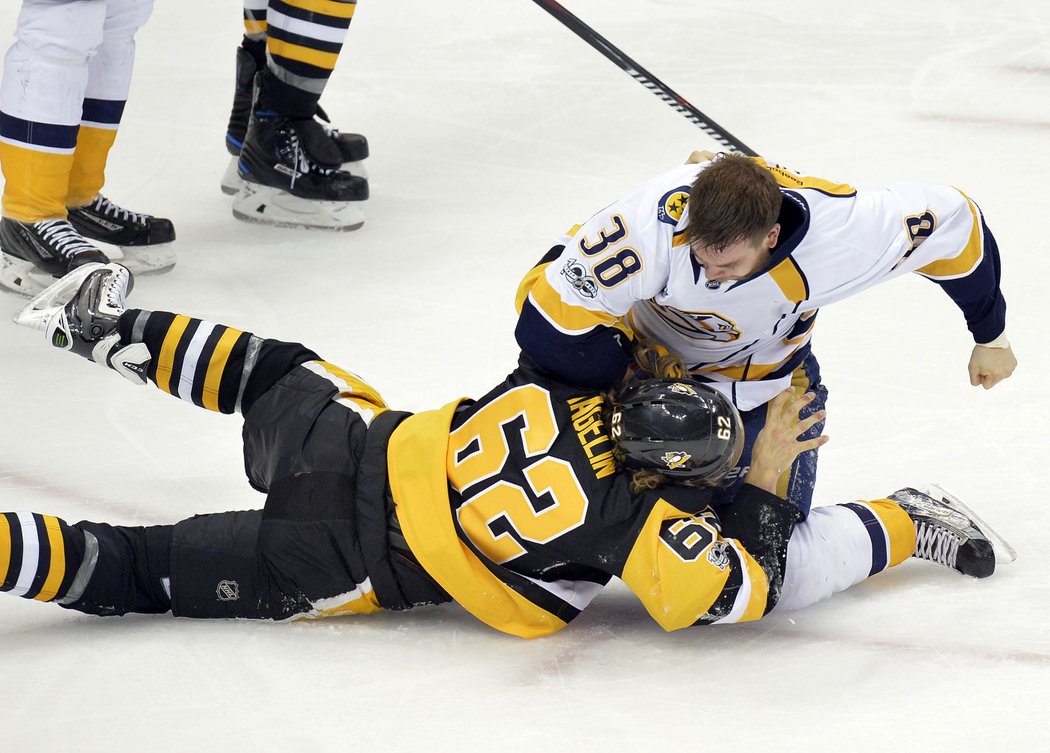 Nashvillský Viktor Arvidsson se takhle vypořádal s  Carlem Hagelinem z Pittsburghu