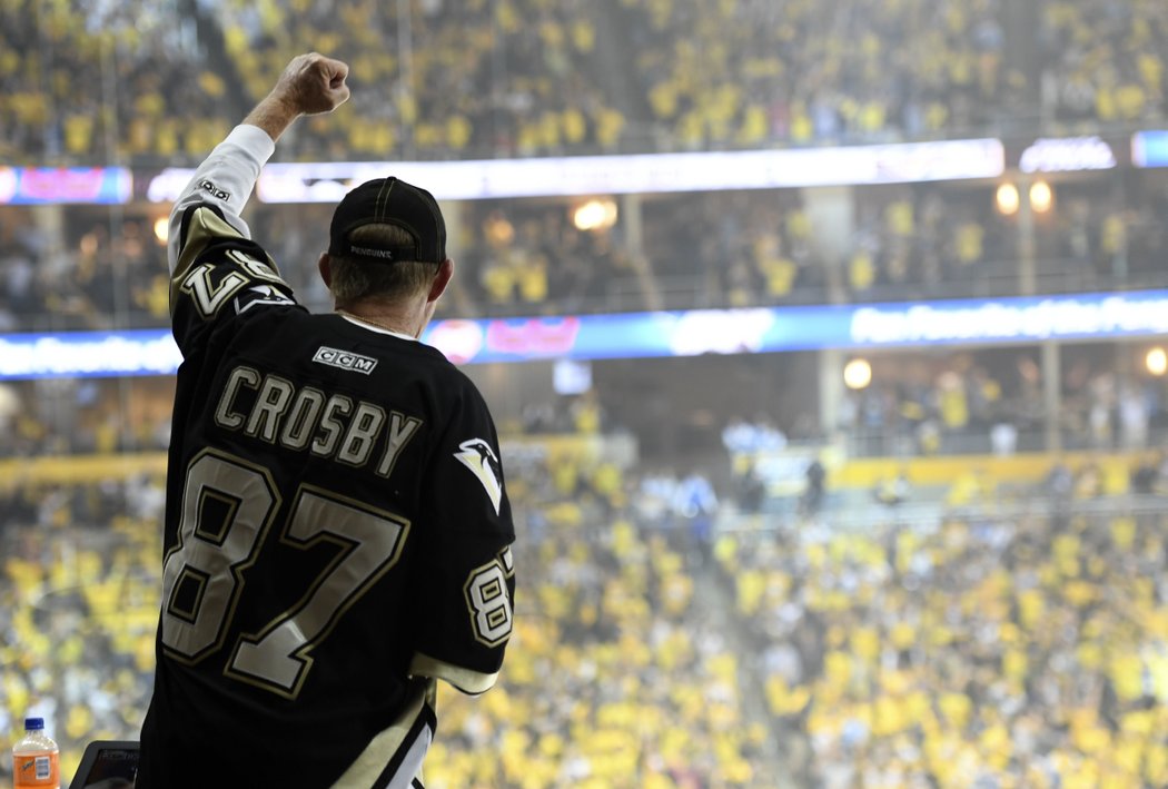 Greg McDade slaví gól Pittsburghu proti Nashvillu v pátém finále Stanley Cupu