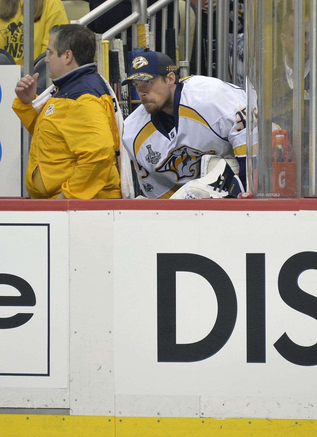 Brankář Nashvillu Pekka Rinne sleduje po vystřídání průběh pátého finále Stanley Cupu