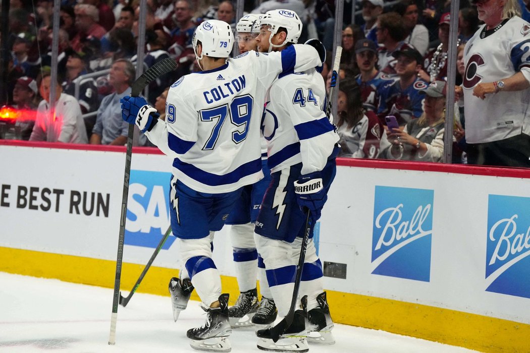 Radost hokejistů Tampy po gólu českého obránce Jana Rutty ve finále Stanley Cupu