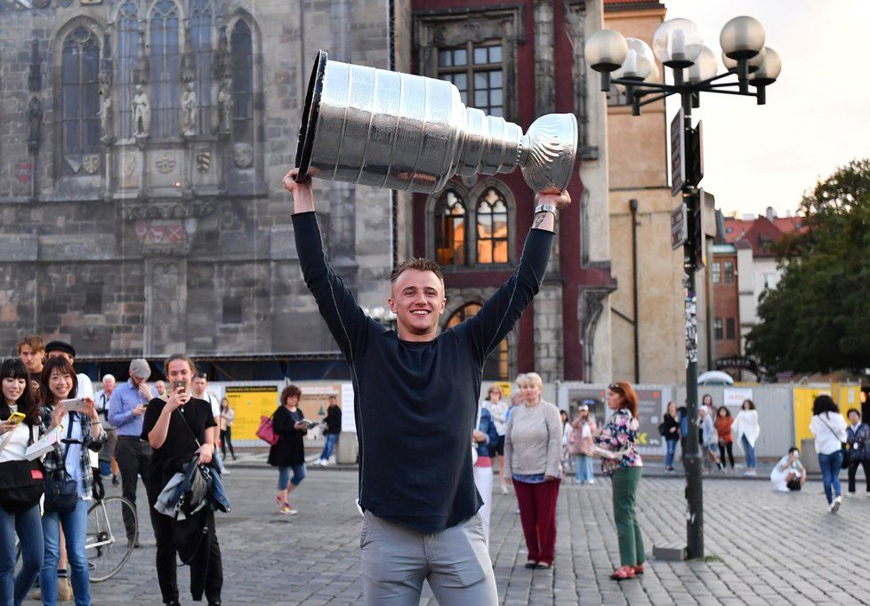 Zvednout Stanley Cup před Staroměstskou radnicí...