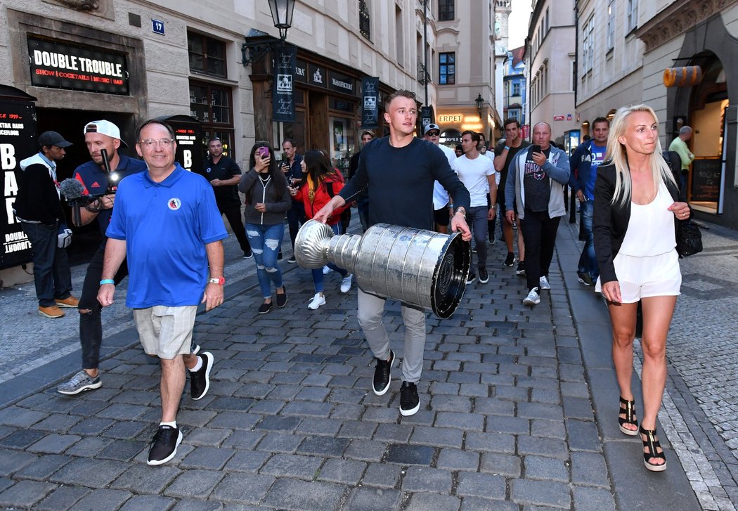 Jakub Vrána se Stanley Cupem