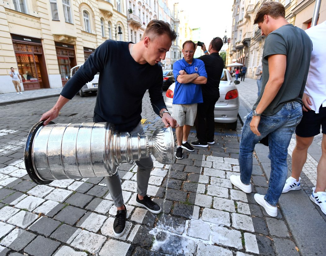 Jakub Vrána se Stanley Cupem