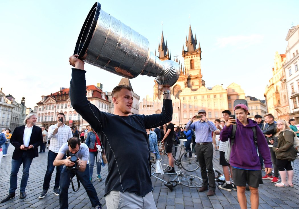 Jakub Vrána se Stanley Cupem