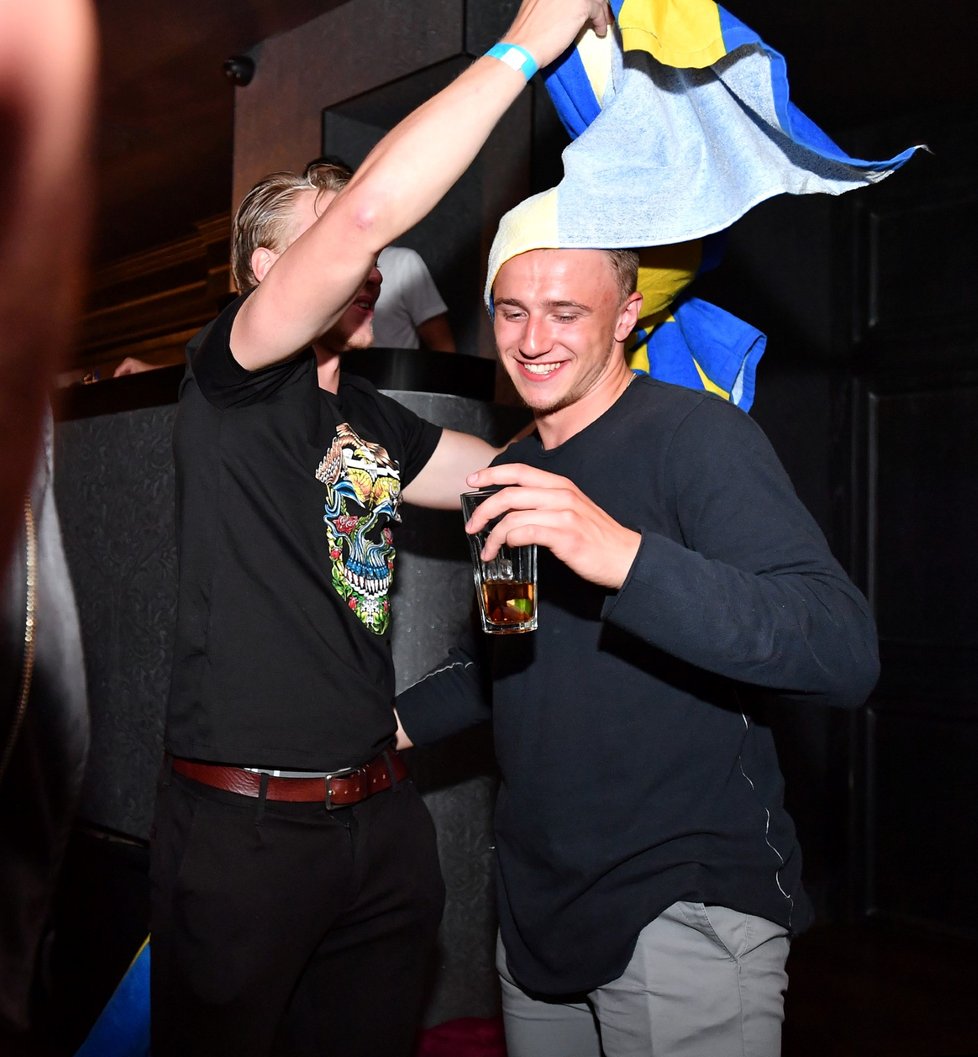 Jakuba Vránu na párty se Stanley Cupem dorazili podpořit i kamarádi ze Švédska