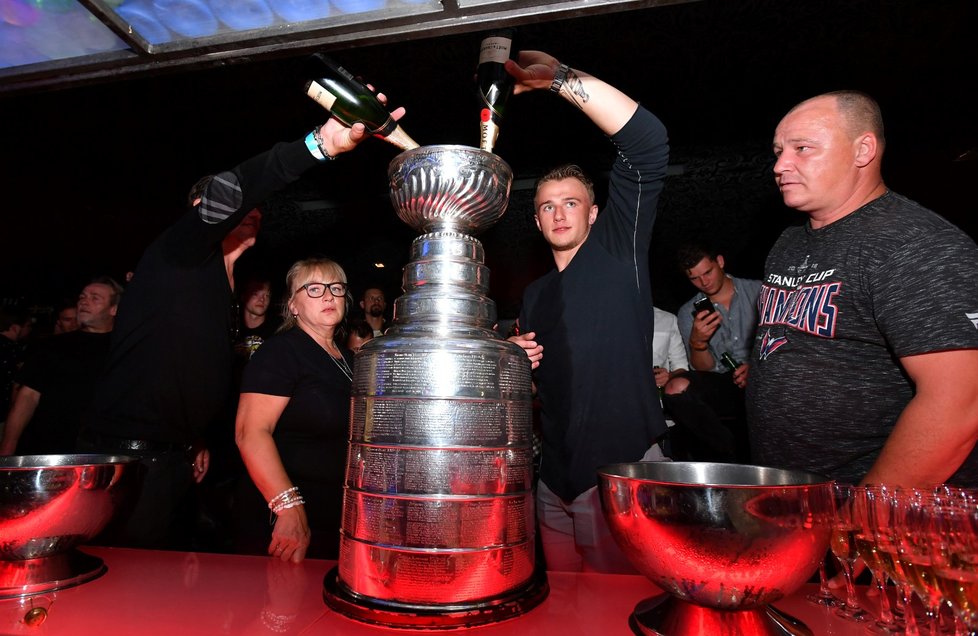 Do Stanley Cupu se na Vránově párty nalilo nepočítaně lahví šampaňského