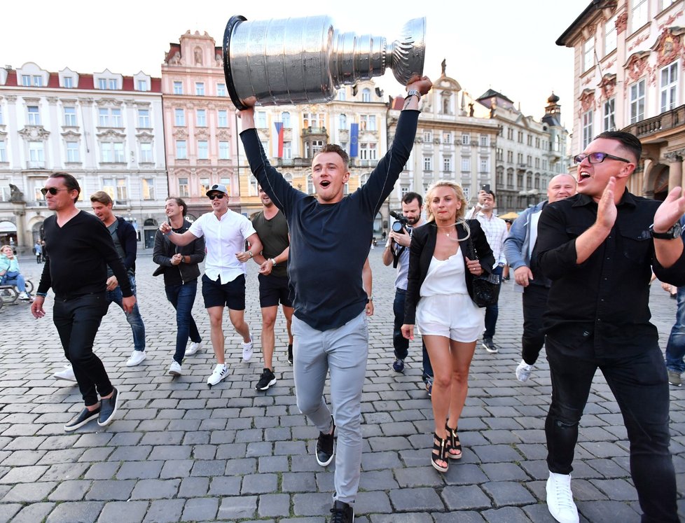 Jakub Vrána se Stanley Cupem na Staroměstském náměstí