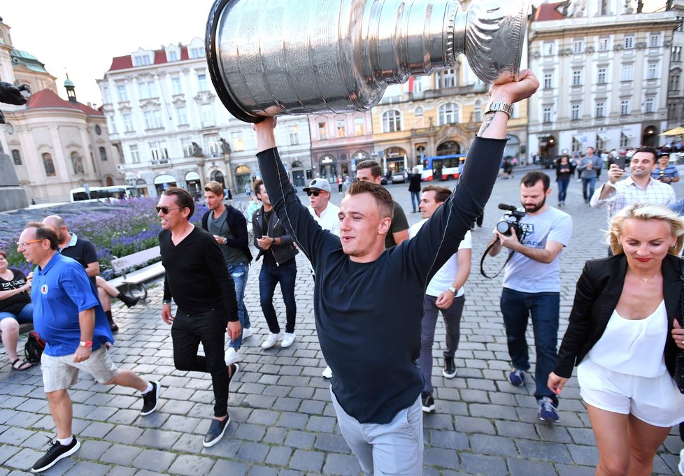 Jakub Vrána se Stanley Cupem na Staroměstském náměstí