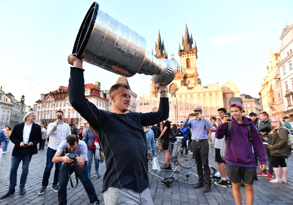 Jakub Vrána se Stanley Cupem nad hlavou byl vděčným terčem zvědavých turistů...