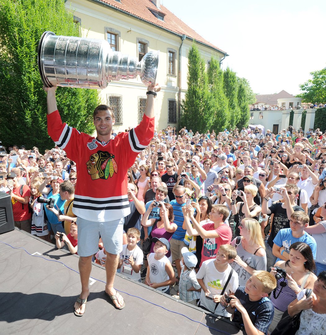 Michael Frolík předvedl Stanley Cup fanouškům v Kladně