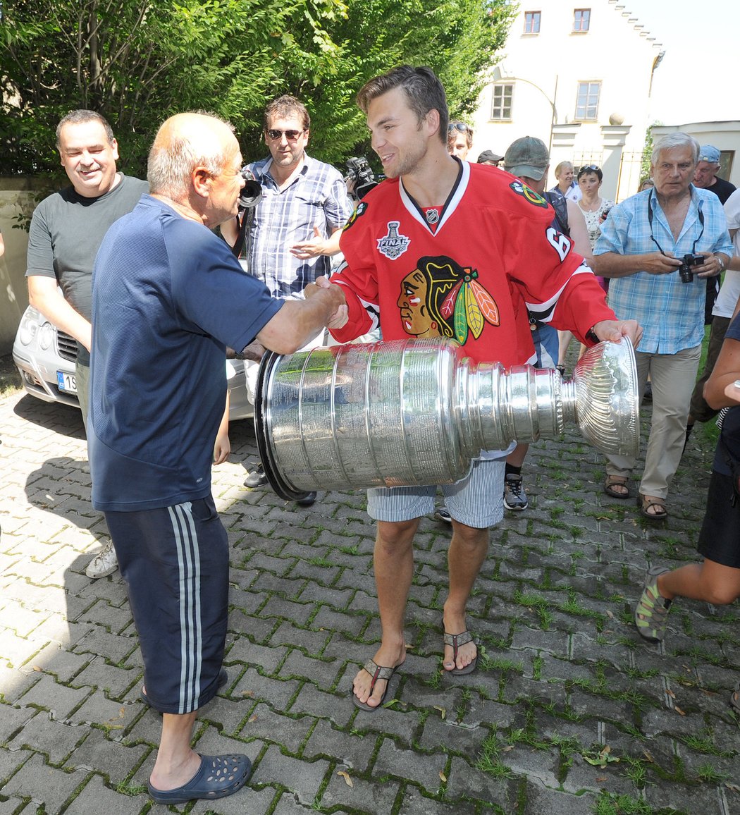 Na Stanley Cup se dorazil podívat i Jágrův kamarád Lubomír Rys, který Frolíkovi pogratuloval