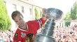 Michael Frolík si bere Stanley Cup, aby ho mohl slavnostně ukázat fanouškům, kteří dorazili do zámecké zahrady v Kladně