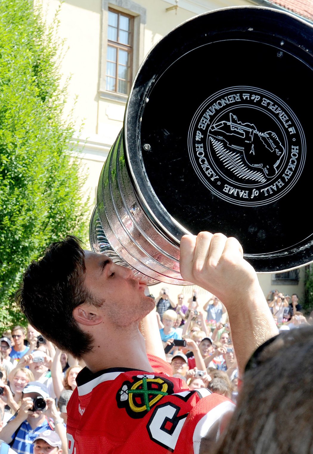 Michael Frolík líbá Stanley Cup, který dovezl ukázat do Kladna českým fanouškům