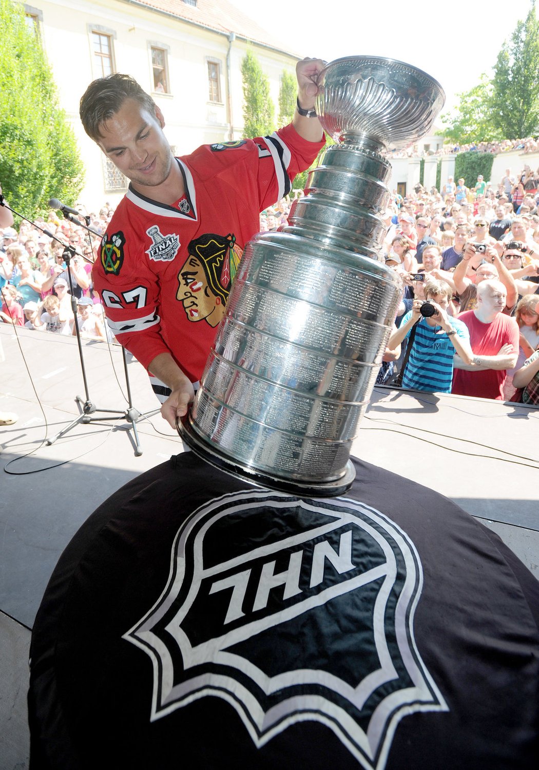 Michael Frolík si bere Stanley Cup, aby ho mohl slavnostně ukázat fanouškům, kteří dorazili do zámecké zahrady v Kladně