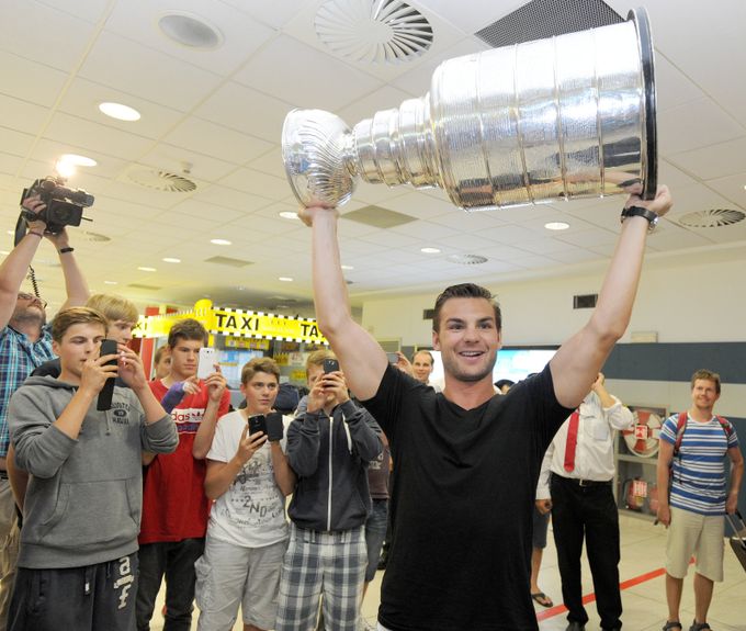 Už ho má! Frolíkovi přiletěl Stanley Cup, přijel si pro něj pozdě Už ho má! Frolíkovi přiletěl Stanley Cup, přijel si pro něj pozdě