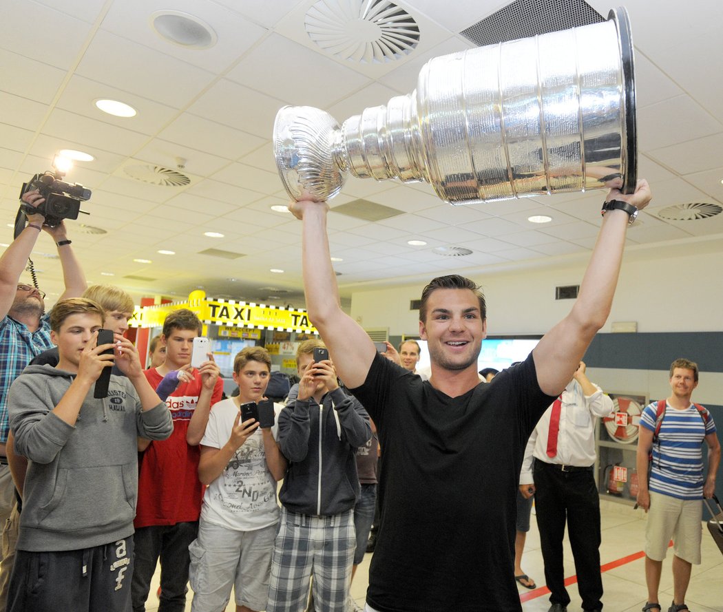 Michael Frolík přeci jen vyndal Stanley Cup z bedny už na letišti