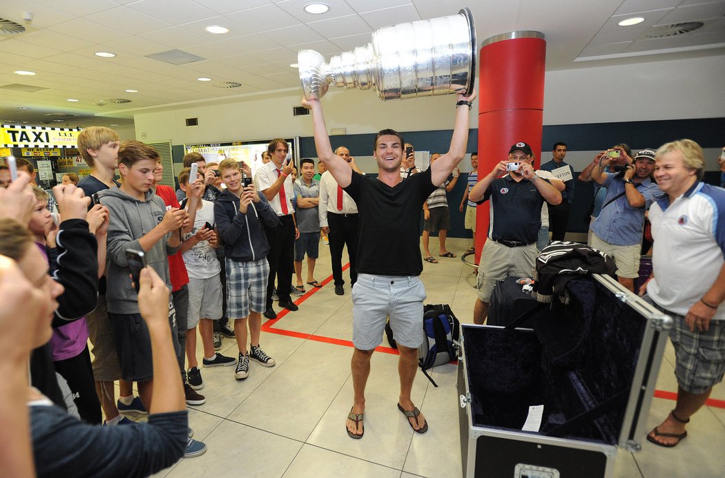 Michael Frolík se Stanley Cupem byl atrakcí na pražském letišti