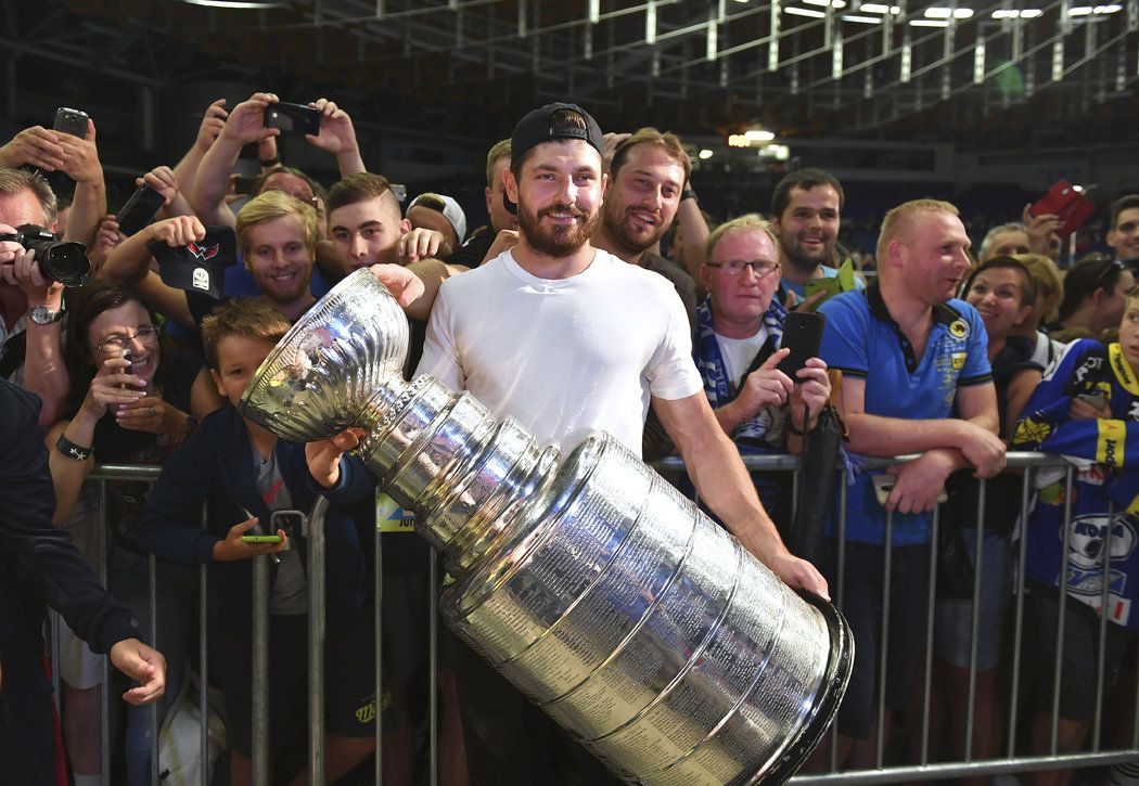 Michal Kempný vzal Stanley Cup v poledne do Hodonína a odpoledne ho představil Brnu.