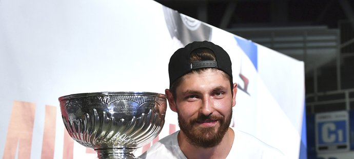 Michal Kempný vzal Stanley Cup v poledne do Hodonína a odpoledne ho představil Brnu. 