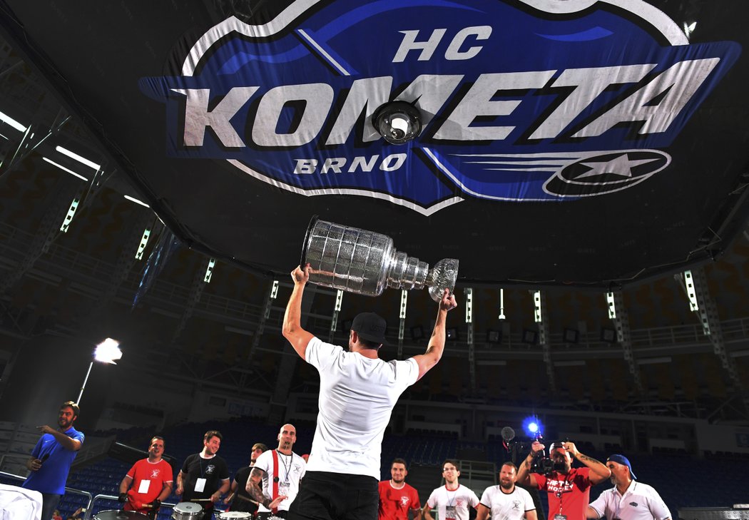 Michal Kempný vzal Stanley Cup v poledne do Hodonína a odpoledne ho představil Brnu.