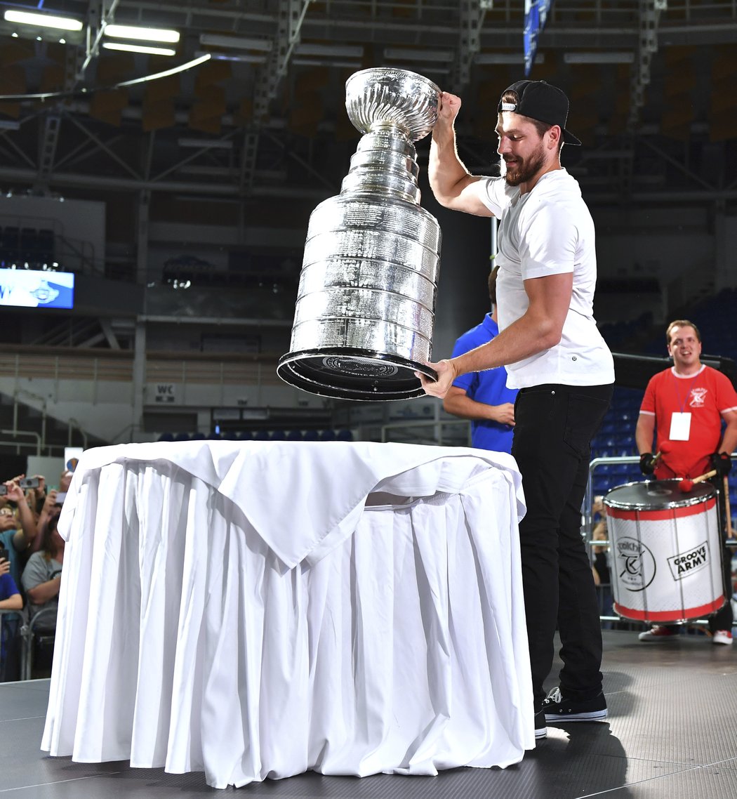 Michal Kempný vzal Stanley Cup v poledne do Hodonína a odpoledne ho představil Brnu. 