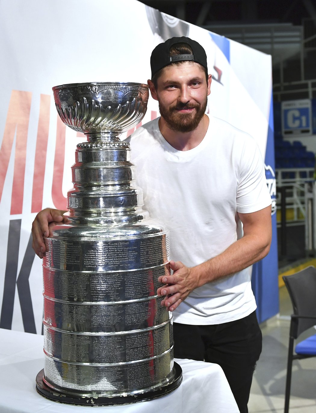 Michal Kempný vzal Stanley Cup v poledne do Hodonína a odpoledne ho představil Brnu.